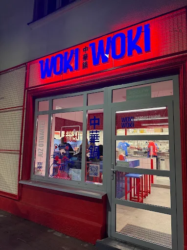 Lokal WOKI WOKI — witryna i szyld w Bielsku-Białej