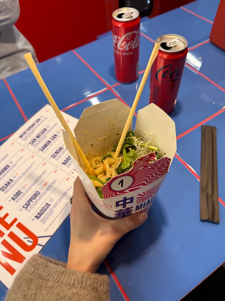 Wok box z makaronem